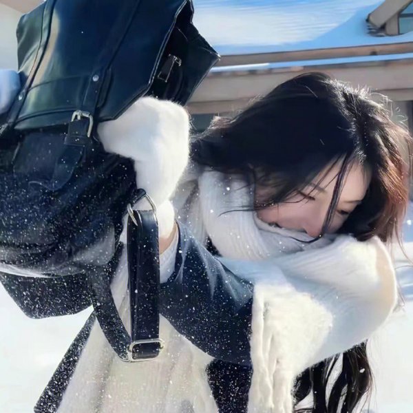 庭院里的女人